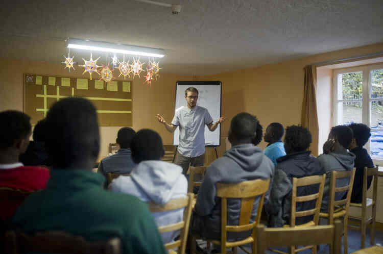 Daniel est suédois. En tant que bénévole de la communauté, il donne le premier cours d'anglais au groupe de mineurs.