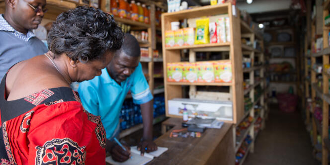 Penina et Jacob négocient avec Isaac, un commerçant de Nairobi, pour qu’il accepte de vendre les kits D. Light dans son magasin.
