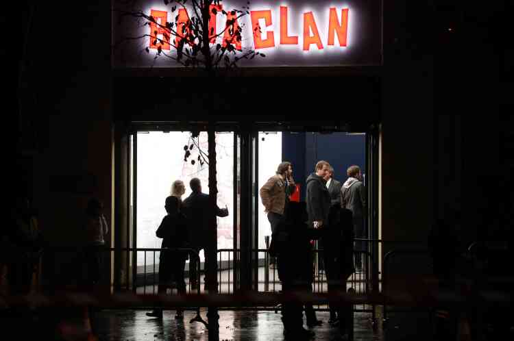 Un an après les attentats terroristes qui ont fait 90 morts au Bataclan, la salle de concert revenait à la vie samedi soir.