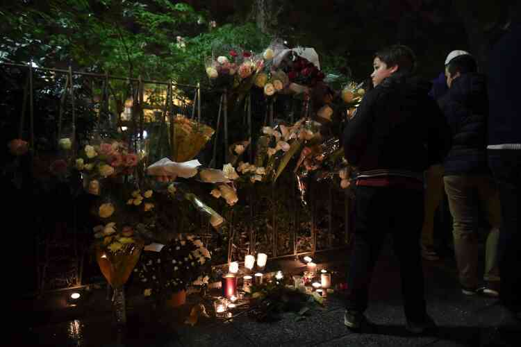 A proximité de l’entrée, bouquets de fleurs, bougies et messages rendent hommage aux victimes des trois djihadistes qui avaient fait irruption dans le Bataclan un an auparavant.