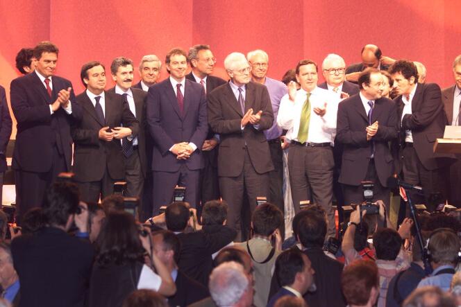 « Il ne reste plus à ceux qui votaient traditionnellement pour [la gauche] qu’à se tourner vers ceux qui s’intéressent (ou font semblant de s’intéresser) à eux et à leurs problèmes » (Photo: les leaders et chefs de gouvernement socialistes européens réunis  à Paris en 1999).