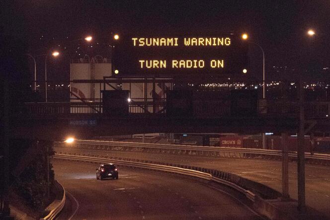 Un panneau signalant une alerte au tsunami sur une route à Wellington, la capitale de la Nouvelle-Zélande.