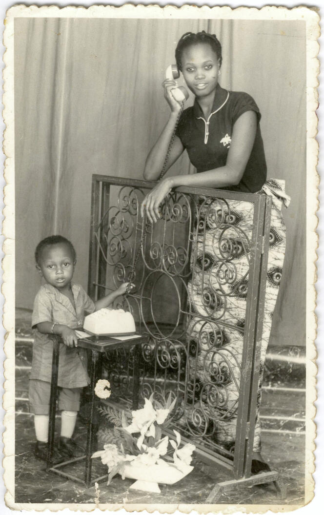 Femme et enfant d’un Beninois émigré en France envoyée sans doute à l’occasion du jour de l’An. Photographie du studio Photo Biova de Cotonou, 5 janvier 1982. Fonds Manuel Charpy donné aux Archives nationales en 2016.