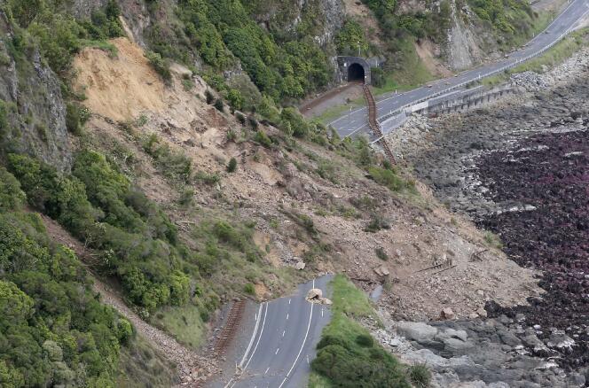 Une route coupée après un glissement de terrain près de Ohau Point, le 14 novembre.