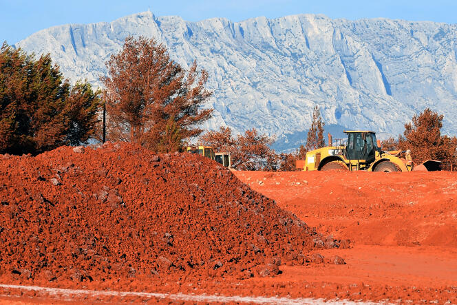 La mise en décharge de Mangegarri à Gardanne, où les déchets de « boue rouge » générés par le procédé de production sont stockés par l’usine d’aluminium Alteo, le 21 septembre.