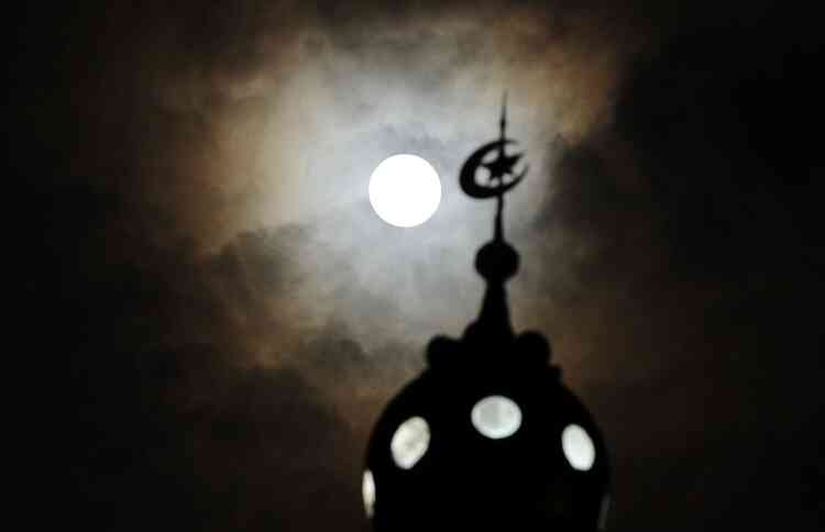 La pleine Lune à son périgée au-dessus de Banda Aceh, en Indonésie.