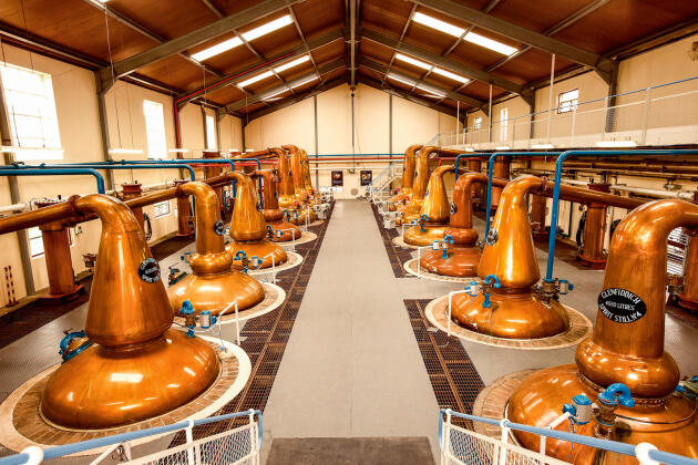 Les alambics de la distillerie Glenfiddish à Dufftown (Highlands) transforment la bière en alcool fort.