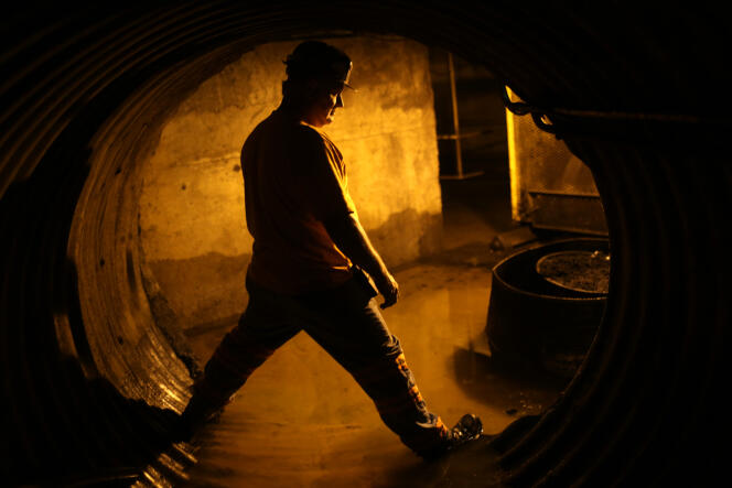 Un mineur dans un tunnel à charbon en 2014 en Virginie.