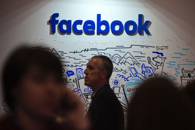 « Lorsqu’il a cofondé Facebook, Mark Zuckerberg ne pensait probablement pas qu’il développait une infrastructure qui deviendrait un des outils de coordination du “printemps arabe” ».  (Photo : le stand Facebook au Web Summit de Lisbonne, le Salon technologique de référence en Europe, le 9 novembre).
