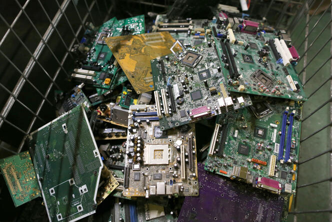 « Le résultat de l’obsolescence programmée est une boulimie de technologies qui constitue une aberration économique autant qu’une bombe écologique à retardement » (Photo: recyclage de composants électroniques à l’association R’Pur de Caen en juin 2016).