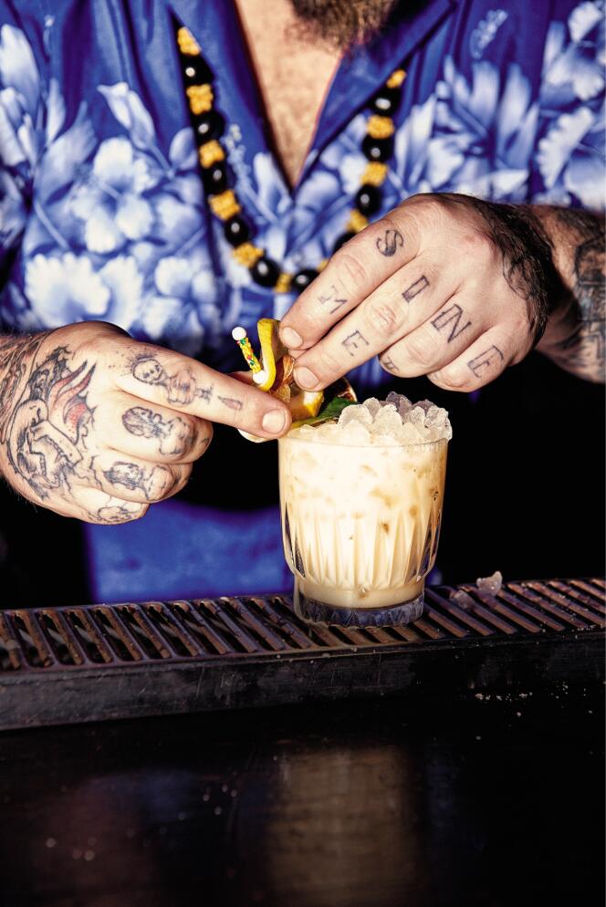 Le monkey seed, monkey screwed, un cocktail à base de whisky, réalisé par Scotty Schuder, barman du Dirty Dick à Paris.
