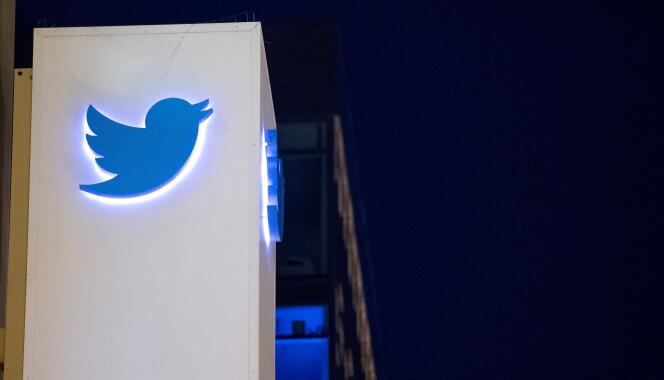 Le logo de Twitter sur le siège social de la société, à San Francisco, en novembre.