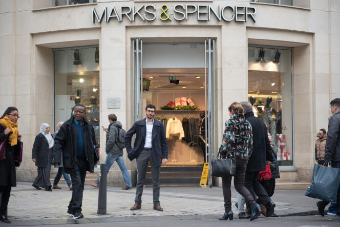 Yasin Leguet, délégué syndical  de Marks & Spencer, sur les Champs-Elysées.