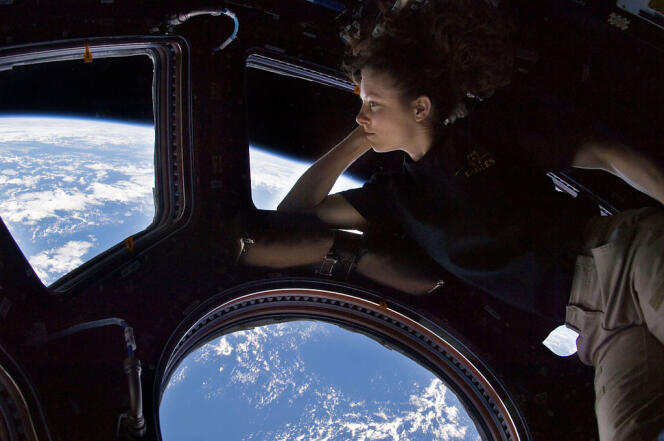La coupole, installée en 2010, est un lieu privilégié pour observer la Terre depuis la Station. Ici, l’astronaute Tracy Caldwell Dyson en septembre 2010.