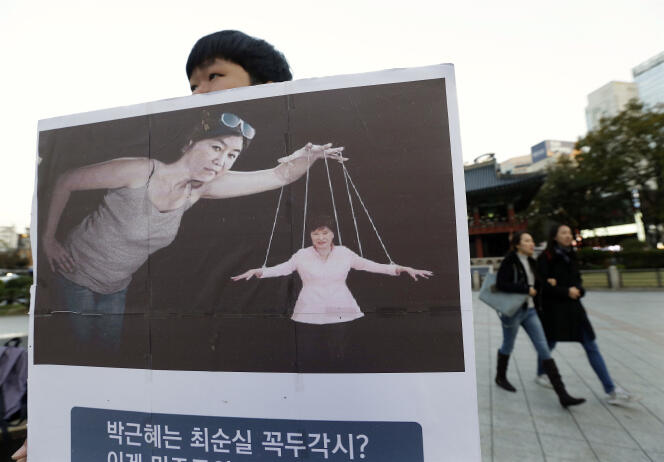 Pancarte montrant Choi Soon-sil en marionnettiste  de la présidente  sud-coréenne,  Park Geun-hye, le 3  novembre, à Séoul.
