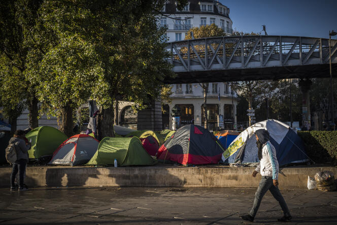 Un camp de migrants près de la station de métro Stalingrad à Paris, le 3 novembre 2016.