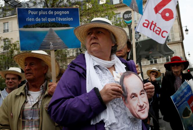 Une manifestation de l’organisation Attac contre la Société générale, lors de l’audition sénatoriale de son patron, Frédéric Oudéa, le 11 mai 2016.