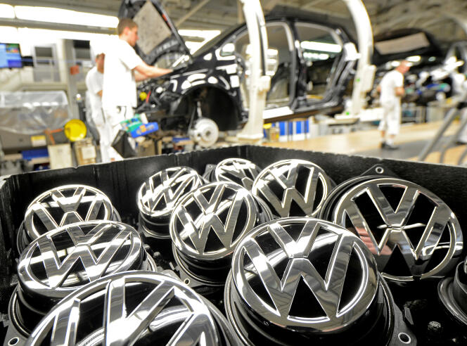 Le logo de Volkswagen dans une usine à Wolfsburg, en Allemagne, le 25 février 2013.
