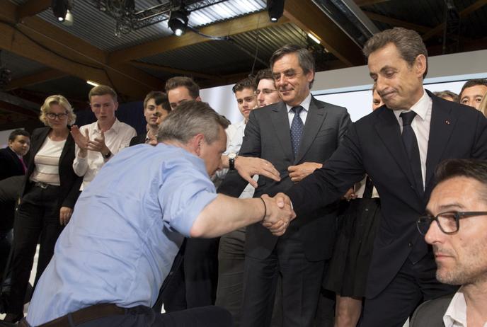 Nicolas Sarkozy et Francois Fillo, aident Bruno Le Maire à monter sur la scène à l’issue d’un rassemblement à Paris , le 30 mai 2015.