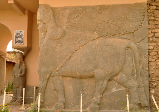 Une statue ancienne d’un taureau ailé à visage humain, symbole de force dans la civilisation assyrienne, sur le site archéologique de Nimroud, le 9 avril 2013.