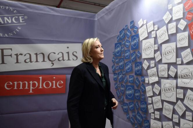 Marine Le Pen, candidate du FN à la présidentielle, lors du salon du Made in France, à Paris, le 18 novembre.