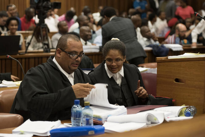 Les avocats du président sud-africain Jacob Zuma ont tenté d’empêcher la publication du rapport mettant en cause ses liens avec la famille Gupta, le 1er novembre à la Haute Cour de Prétoria. Il sera rendu public le 2 novembre.