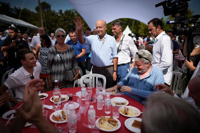 Alain Juppé (C), maire de Bordeaux et candidat à la présidence du parti LR, assiste à une réunion à Chatou, le 27 août 2016.