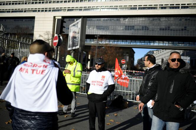 Les employés de Megabus manifestent devant Bercy, le 18 novembre 2016.