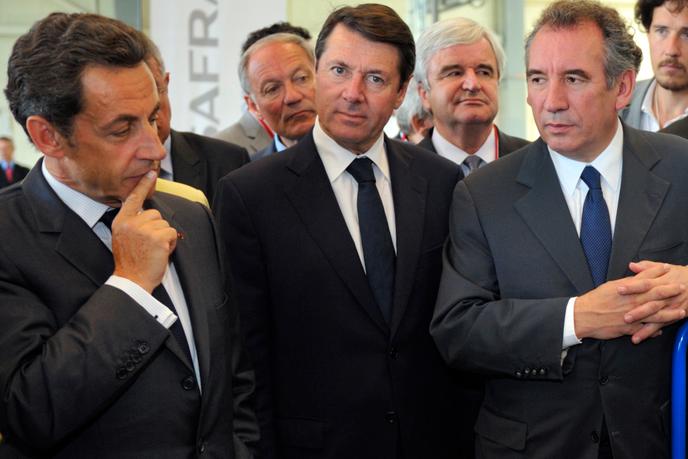 Le président français Nicolas Sarkozy accompagné par le chef du MoDem, Francois Bayrou, et le ministre de l’Industrie, Christian Estrosi (C), visitent le constructeur de moteurs d’hélicoptères Turbomeca à Bordes, dans le sud-ouest de la France, le 22 juin 2010.