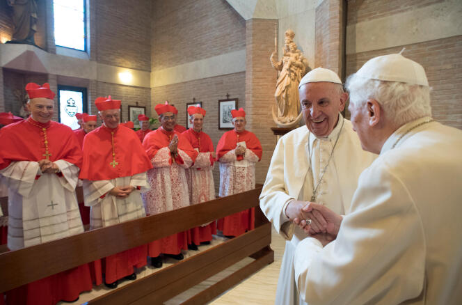 Le pape François et le pape émérite Benoît XVI, avec les nouveaux cardinaux nommés le 19 novembre, au Vatican.