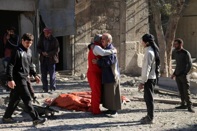 Des Syriens tentent de se réconforter après les nouveaux bombardements sur les quartiers rebelles d’Alep, le 19 novembre.
