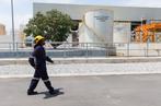Matteo Maillard Devant la centrale de Ciprel à Abidjan.