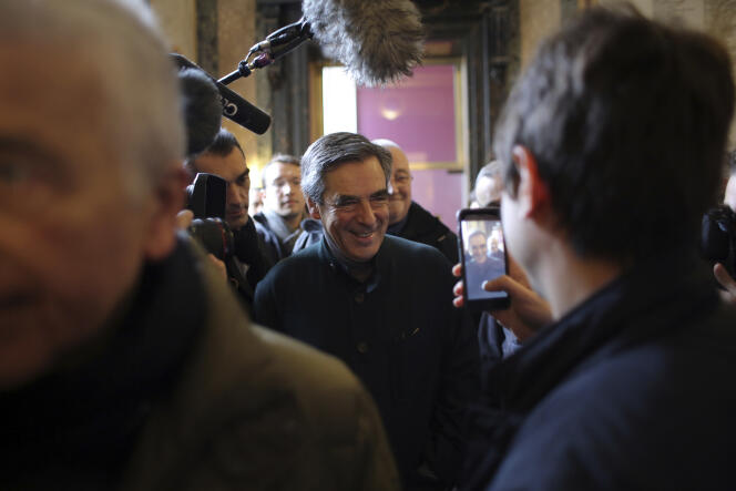 François Fillon s’apprête à voter, à Paris, le 20 novembre.