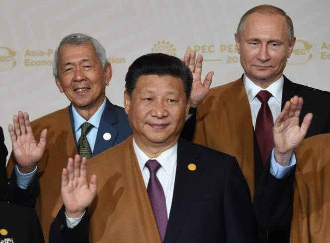 Le secrétaire des affaires étrangères philippin Perfecto Yasay, le président russe Vladimir Poutine et le président chinois Xi Jinping posent pour la « photo de famille » du dernier jour du sommet Asie-Pacifique, à Lima, dimanche 20 novembre.