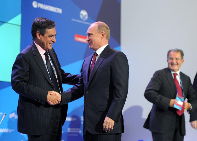 François Fillon serre la main de Vladimir Poutine  lors d’une réunion du Club Valdaï, en septembre 2013.