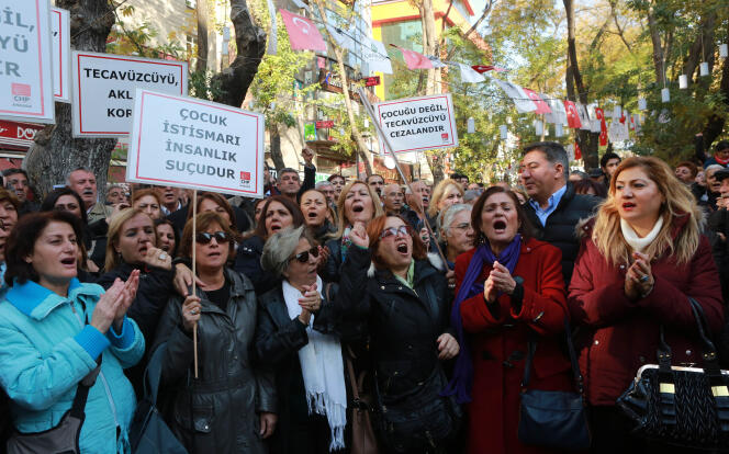 Manifestation à Ankara, le 19 novembre 2016, contre le projet de loi du gouvernement qui prévoit la dépénalisation des agressions sexuelles sur les mineures si l’agresseur épouse la victime.