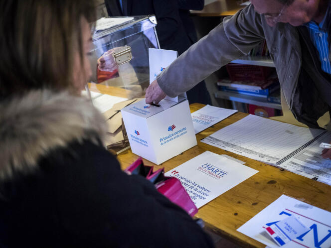 Lors du premier tour de la primaire à droite, dans un bureau de vote de l'école primaire La Gairautine à Nice, dimanche 20 novembre.