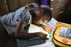 Matteo Maillard Kouassi fait ses exercices à la lumière solaire. Meilleure élève de sa classe, elle a eu un Solar Pack en récompense de son travail et voudrait devenir médecinà Abidjan.