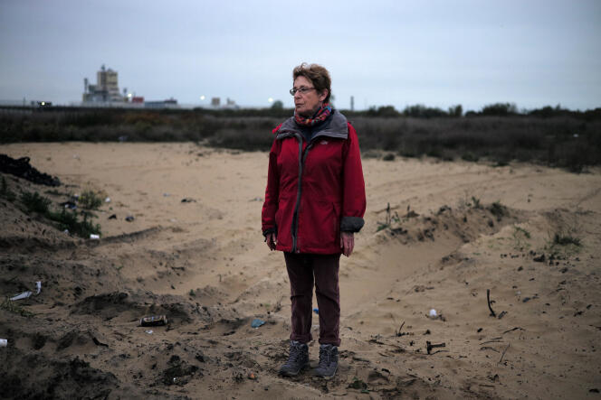 Martine Devries, présidente de la Plate-forme de services aux migrants (PSM), le 16 novembre 2016 sur le site de l’ancienne « jungle » de Calais.