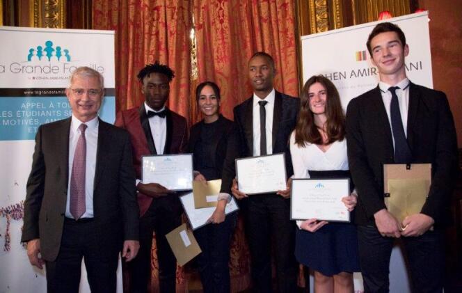 Les cinq lauréats de la 4e édition de La Grande Famille désignés par le cabinet d’avocats Cohen Amir-Aslani, en présence de Claude Bartolone, président de l’Assemblée nationale et parrain d’honneur de la promotion 2016.