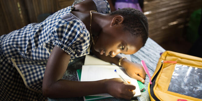 Kouassi fait ses exercices à la lumière solaire. Meilleure élève de sa classe, elle a eu un Solar Pack en récompense de son travail et voudrait devenir médecinà Abidjan.