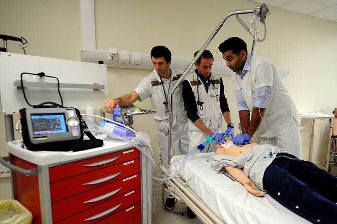 Des médecins s’entraînent à la réanimation à l’hôpital d’Annecy, le 22 novembre.