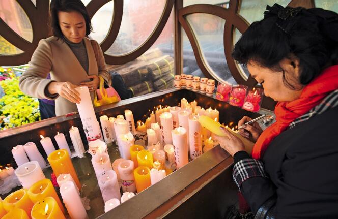 Avant et pendant l’examen, les temples bouddhistes sont envahis de parents priant pour la réussite de leurs enfants.