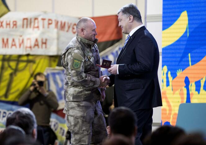 Le président ukrainien décore le militant d’extrême droite Dmytro Iaroch, lors d’une cérémonie à Kiev marquant le troisième anniversaire du soulèvement de Maïdan, le 21 novembre.