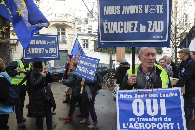 « Nous avons voté oui. Evacuez la ZAD », pouvait-on lire sur des pancartes brandies par les manifestants qui scandaient « Démarrez les travaux ! » le 23 novembre 2016.