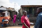 Matteo Maillard Raoul Loukou Kouassi avec un habitant du quartier du campement