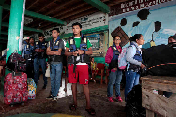 Dans le port de Bluefields, sud-est du Nicaragua. Des habitants se préparent à partir.