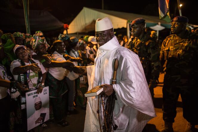 Le président sortant de Gambie, Yahya Jammeh, chef de l’Alliance patriotique pour la réorientation et la reconstruction (APCR, le parti au pouvoir), est accueilli par ses partisans lors de son arrivée à un rassemblement de campagne à Brikama, le 24 novembre.