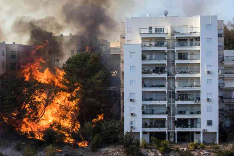 Des quartiers entiers de la ville des bords de la Méditerranée sont enveloppés d’une épaisse fumée. Des dizaines de maisons ont été atteintes selon le gouvernement.