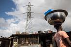 Matteo Maillard Une femme passe devant une ligne à haute tension dans le quartier du Campement à Abidjan.